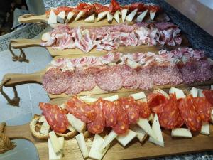 um monte de carnes e queijo numa tábua de cortar em Cavallo Bianco em Novara