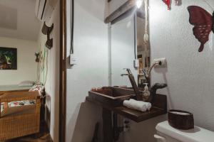 a bathroom with a sink and a toilet at Santuario de Ranas - Explora nuestro paraíso natural in San Lorenzo +32 photos