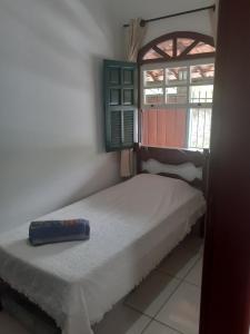 - une petite chambre avec un lit et une fenêtre dans l'établissement Casa do Paulo da Santissima, à Tiradentes