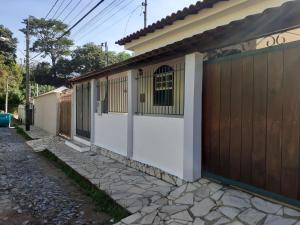 uma casa com um portão e uma cerca em Casa do Paulo da Santissima em Tiradentes
