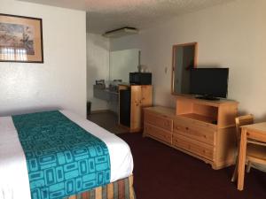Кровать или кровати в номере Tiki Lodge