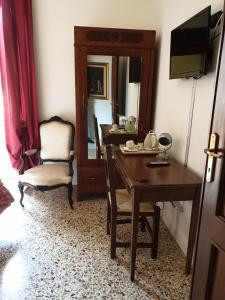 A television and/or entertainment centre at DUETERRE Room & Host