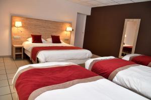 Cette chambre comprend 3 lits avec des draps rouges et blancs. dans l'établissement Hotel Restaurant du Bowling de Millau, à Millau