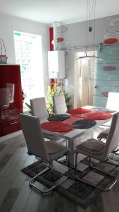 Szőlősgyörök的住宿－Lona - Apartman，一间带桌子和四把椅子的用餐室