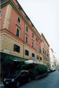 un coche aparcado frente a un gran edificio en Hotel Magic, en Roma