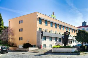 een gebouw met een bord erop bij B&B HOTEL Braga Lamacaes in Braga