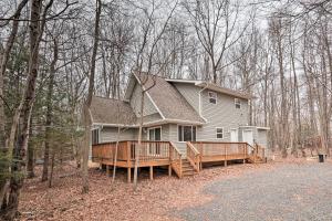 una casa con una gran terraza en el bosque en Family Poconos Home with Decks, 6 Mi to Skiing!, en Albrightsville