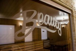 een groot wit bord in een raam van een restaurant bij Beauty Complex in Berehove