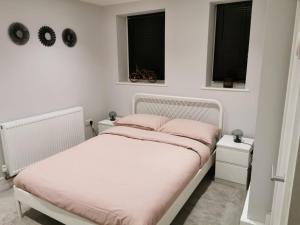 una camera bianca con due letti e due finestre di 4 sleeps and travel cot- close to beach and restaurants a Bournemouth