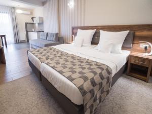 Säng eller sängar i ett rum på Hotel Miodowa