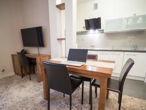 Televízia a/alebo spoločenská miestnosť v ubytovaní Hotel Miodowa