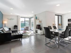 - un salon avec un canapé, une table et des chaises dans l'établissement Luxury villa with private heated pool, à Foz do Arelho