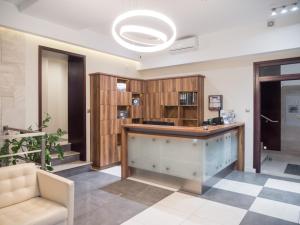Kuchyňa alebo kuchynka v ubytovaní Hotel Miodowa