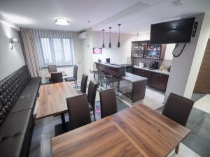 
Un restaurante o sitio para comer en Aparthotel Miodowa
