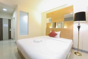 Tempat tidur dalam kamar di The Greenery central suite & hotel