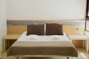 łóżko w pokoju z dwoma naczyniami w obiekcie Be Free Isla Plana w mieście Isla Plana +29 zdjęć