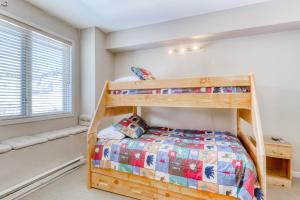 a bedroom with two bunk beds and a window at Mammoth Green Condos in Mammoth Lakes