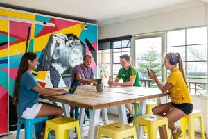 Hóspedes ficando em Mad Monkey Hostel Coogee Beach