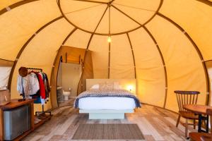 1 dormitorio en una tienda de campaña con 1 cama en Terrojo - Glampings de Lujo Duerme Bajo las Estrellas en Sáchica