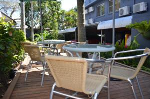 eine Gruppe von Stühlen und Tischen auf einer Terrasse in der Unterkunft Airport Motel Brisbane in Brisbane
