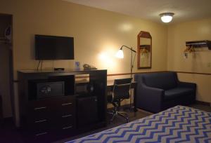 TV tai viihdekeskus majoituspaikassa SureStay Hotel by Best Western Portland City Center