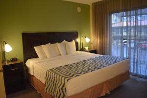 Un pat sau paturi într-o cameră la SureStay Hotel by Best Western Portland City Center