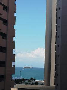 Apartamento em Fortaleza في فورتاليزا: منظر المحيط من بين مبنيين