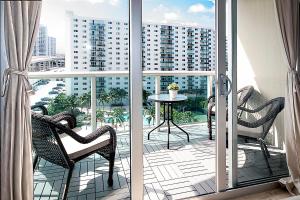balcón con vistas a la ciudad en Ocean Reserve Luxury Condos Across from Sunny Isles Beach en Miami Beach