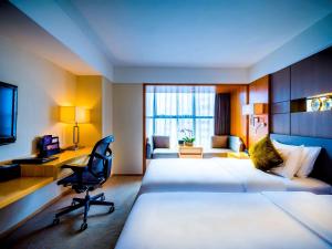 เตียงในห้องที่ Grand Mercure Xiamen Downtown-Free Welcome Fruit & Metro Station