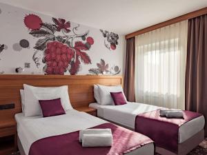 Giường trong phòng chung tại Hotel Piramida
