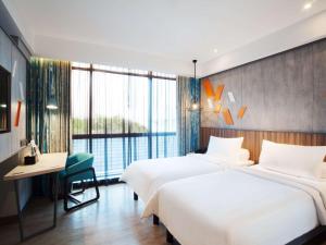 ibis Styles Medan Pattimura客房内的一张或多张床位