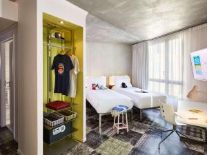- une chambre avec 2 lits, une table et un bureau dans l'établissement Mama Shelter Marseille, à Marseille