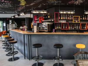 Lounge nebo bar v ubytování Ibis Styles Clermont-Ferrand République