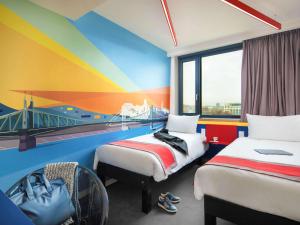 מיטה או מיטות בחדר ב-ibis Styles Budapest Citywest