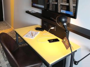 TV a/nebo společenská místnost v ubytování Ibis Styles Clermont-Ferrand République