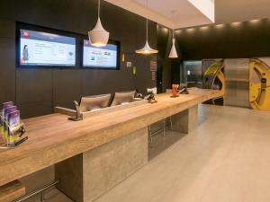 a bar in a fast food restaurant with a counter at Hotel Ibis Cali Granada in Cali