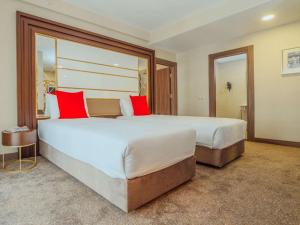 Un pat sau paturi într-o cameră la ibis Styles Istanbul Bomonti