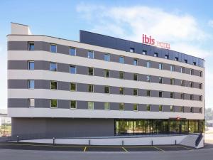 un edificio con un cartello hbs hotel sopra di ibis Baden Neuenhof a Baden