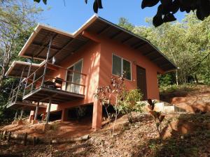 a house in the middle of a forest at El nido del tucán in Torio