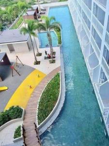 einen Pool in einem Gebäude in der Unterkunft Manila Bay- - Breeze Residences in Manila
