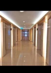 un pasillo vacío en un edificio con columnas y un pasillo en Manila Bay- - Breeze Residences en Manila