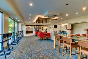 Kuchyň nebo kuchyňský kout v ubytování Holiday Inn Express Fishkill-Mid Hudson Valley by IHG