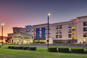 un gran edificio blanco con aparcamiento en Holiday Inn Express Fishkill, an IHG Hotel, en Fishkill