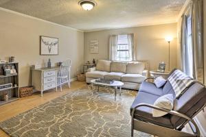 - un salon avec un canapé et une table dans l'établissement Secluded Rossville Retreat 6 Miles to Chattanooga, à Rossville