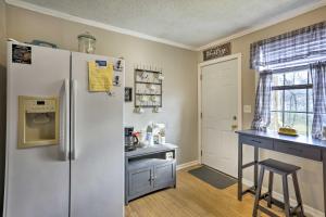 Kuchyňa alebo kuchynka v ubytovaní Secluded Rossville Retreat 6 Miles to Chattanooga