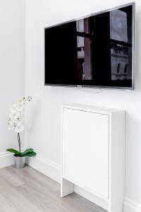 A television and/or entertainment centre at 2-bed Notting Hill / Portobello