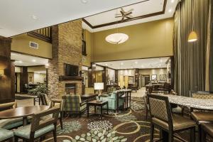 Staybridge Suites Bismarck, an IHG Hotel 레스토랑 또는 맛집
