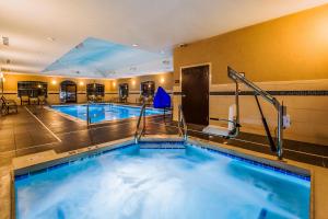 una gran piscina cubierta en una habitación de hotel en Staybridge Suites Bismarck, an IHG Hotel, en Bismarck