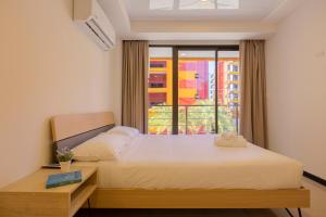 Postel nebo postele na pokoji v ubytování NaiHarn Sea Condo by Holy Cow, 1-BR, courtyard view + 40 fotografií