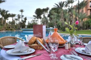 Een restaurant of ander eetgelegenheid bij Hôtel Marrakech Le Semiramis
